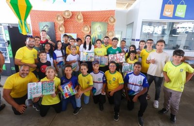 Evento de troca de figurinhas reúne crianças e adolescentes e resgata tradição da Copa em Campo Alegre