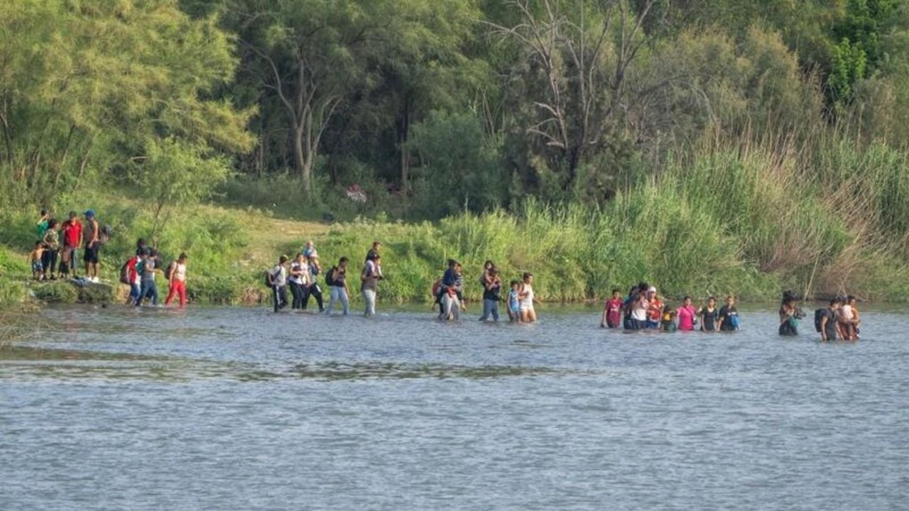 Agentes da imigração dos EUA são orientados a empurrar crianças e bebês em rio na fronteira com o México