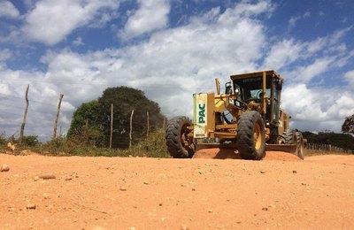 Prefeitura de Piaçabuçu recupera estradas vicinais	