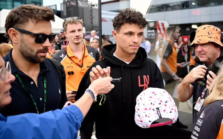 Norris supera Ferrari e lidera 2º treino livre em Silverstone