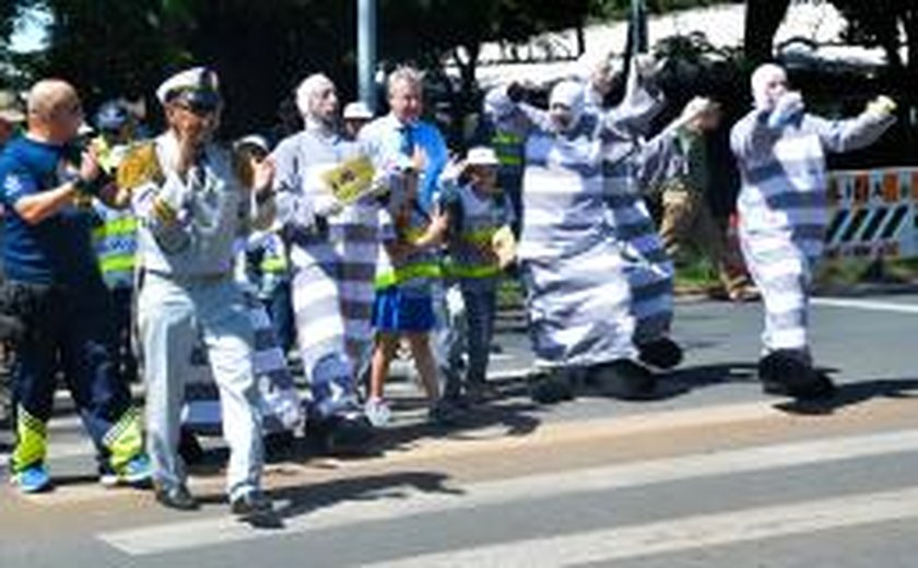 Brasília comemora 18 anos de implantação da faixa de pedestre
