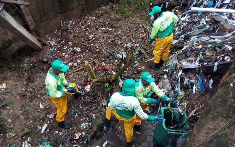 Devido às fortes chuvas, Prefeitura intensifica limpeza de canais