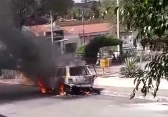 Carro pega fogo no centro de Dois Riachos; veja vídeo