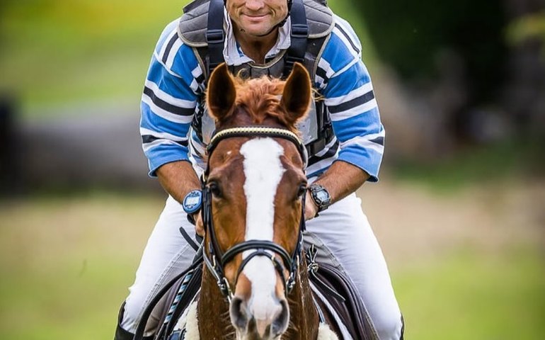 Medalhista olímpico 'absolvido' por competir de 'mankini' sofre 'queda grave' e vai parar na UTI