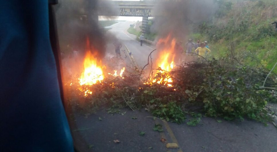fogo e bloqueio de rodovia / Foto: Whatsapp