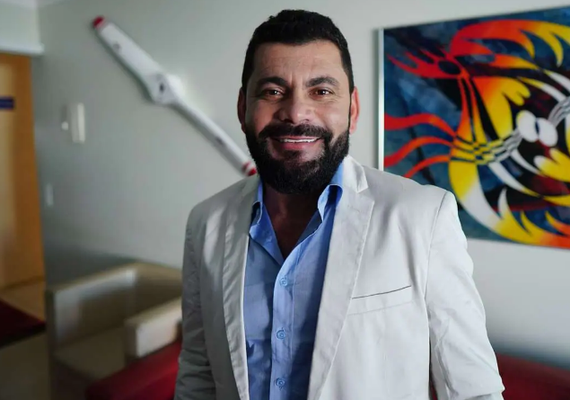 Prefeito que patrocinou Bíblia com foto de ministro pede para remarcar audiência