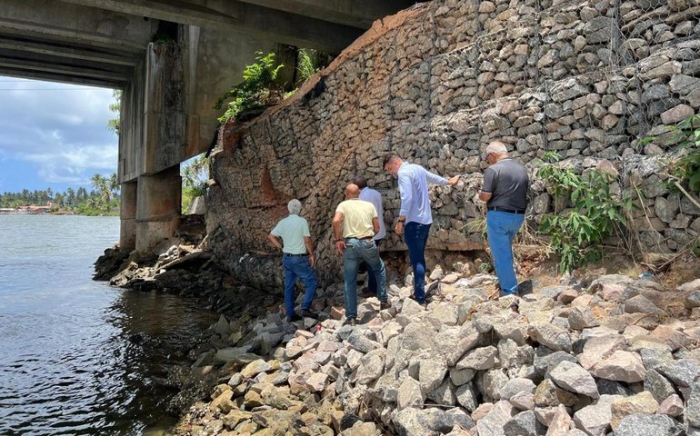 Departamento de Estradas de Rodagem inspeciona ponte na Massagueira