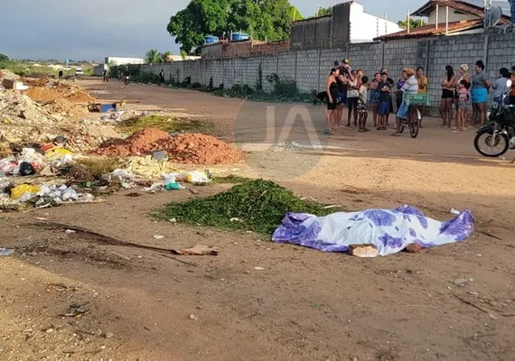 Corpo de jovem é encontrado em terreno baldio com marca de tiro na cabeça