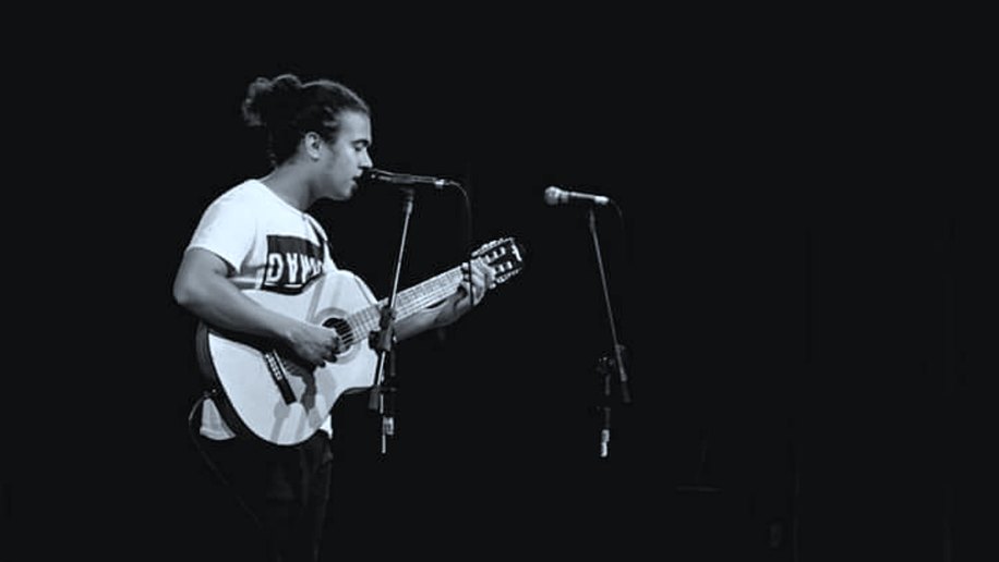 Cantor arapiraquense lança na web seu primeiro álbum