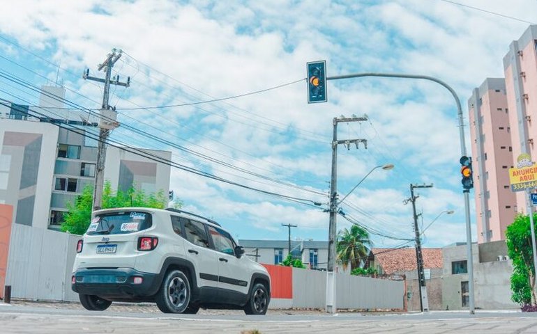 SMTT instala semáforo em cruzamento do Poço para reduzir acidentes