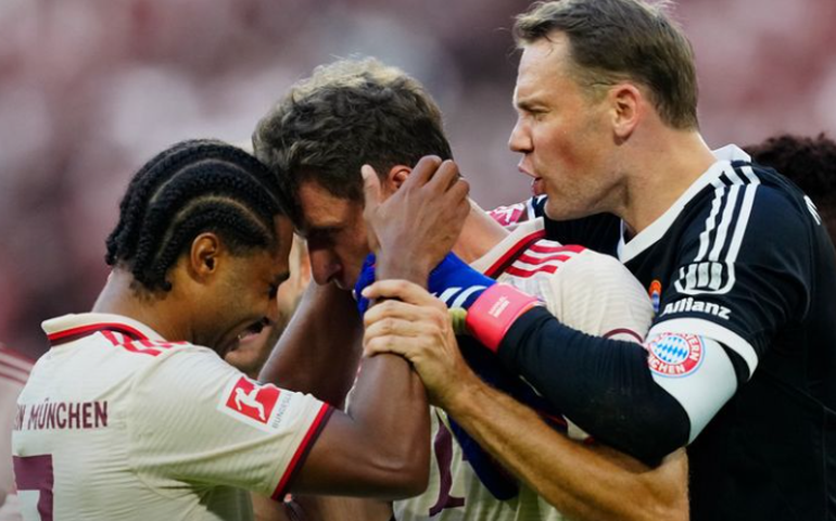 Müller bate recorde de jogos, marca e ajuda o Bayern a derrotar o Freiburg no Alemão