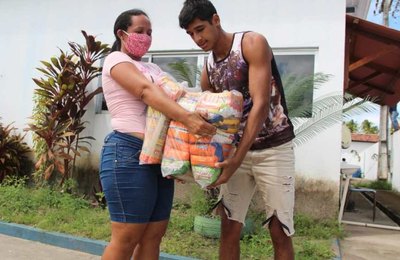 Prefeitura de Coruripe entrega Kits de Merenda para os alunos matriculados na rede municipal de ensino