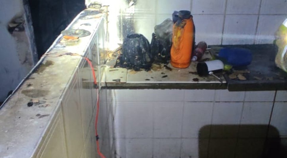 Mulher inala fumaça após cafeteira provocar incêndio dentro de casa em Aracaju / Foto: Foto: CBMSE/ Reprodução