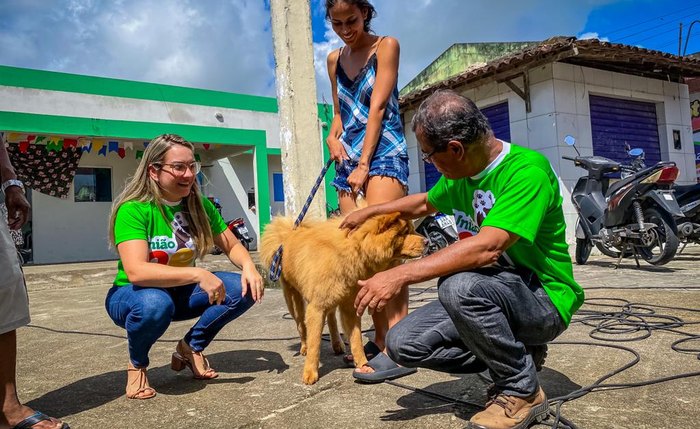 Animais domésticos de comunidades carentes são levados para castração gratuita