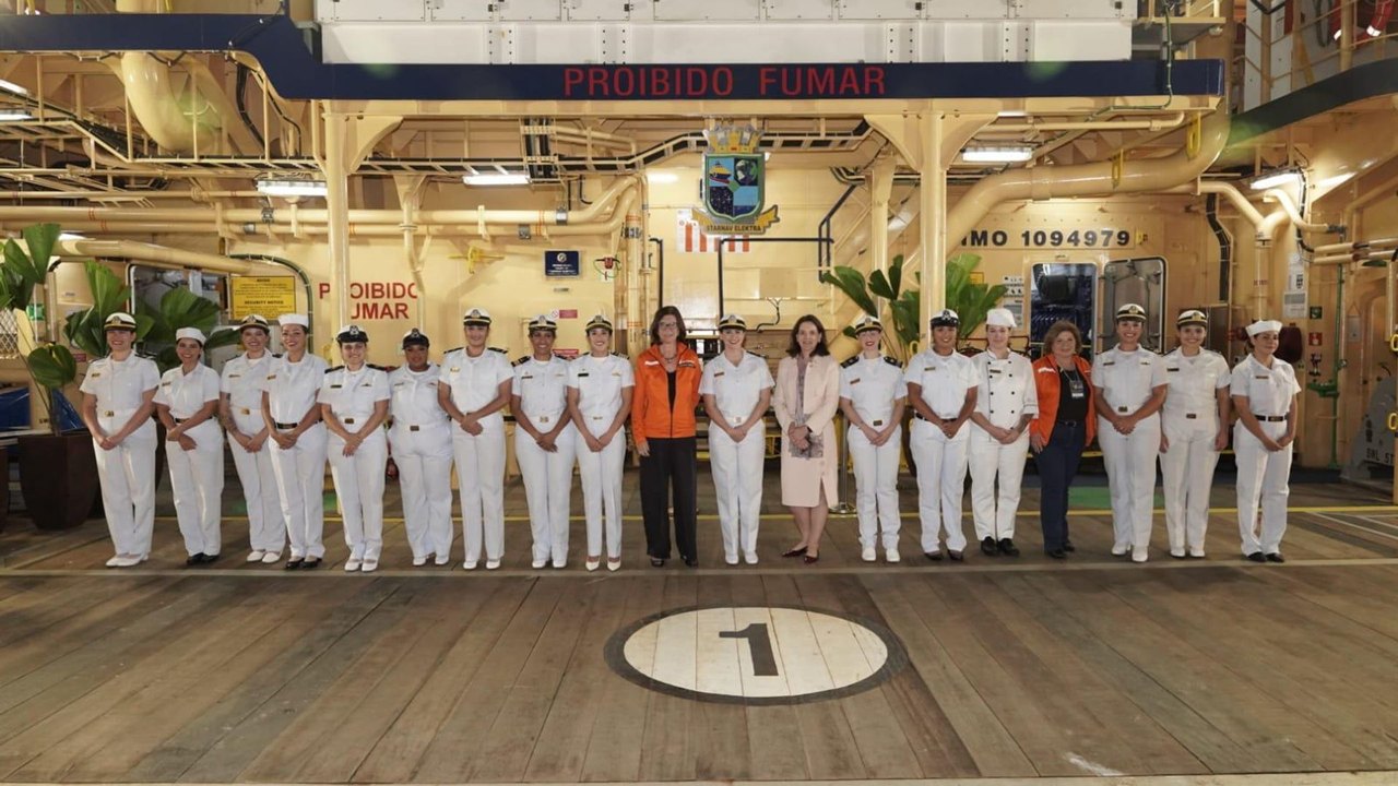 Construído no Brasil, navio afretado pela Petrobras tem tripulação 100% feminina