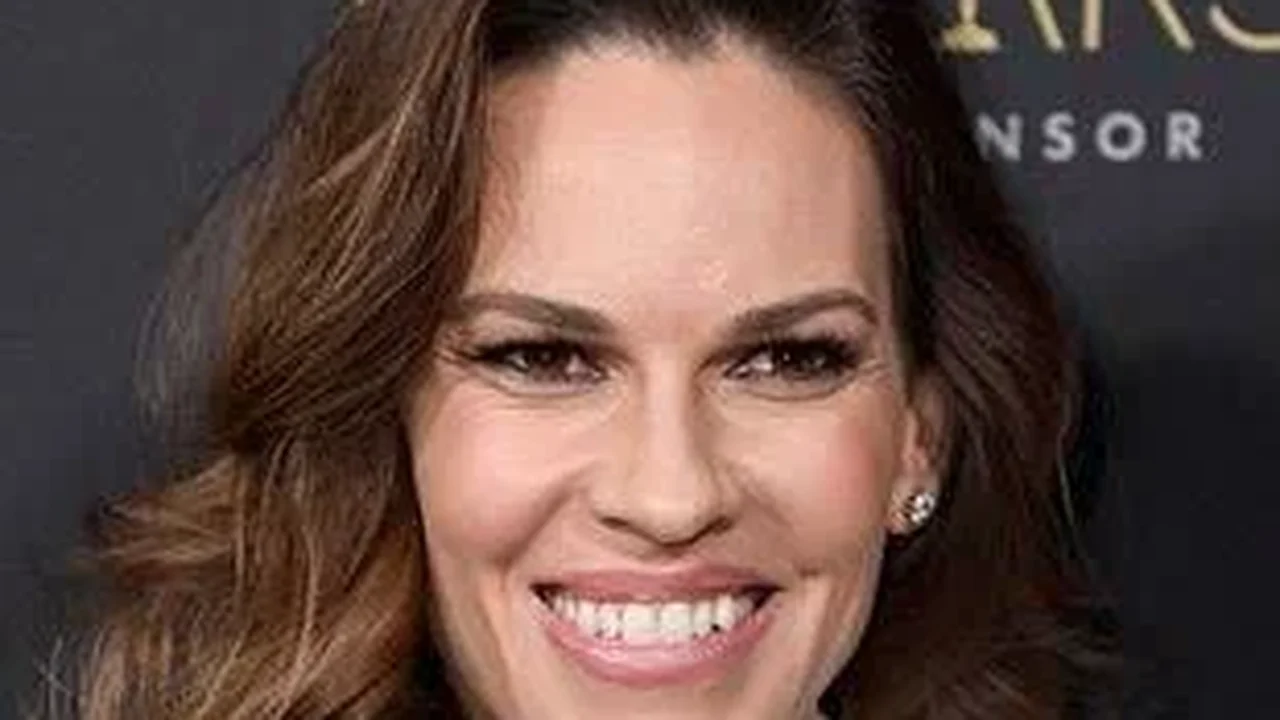Vencedora de dois Oscars, Hilary Swank anuncia gravidez do terceiro filho aos 52 anos