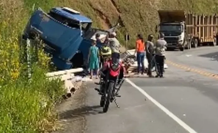 Motorista ficou preso às ferragens da cabine