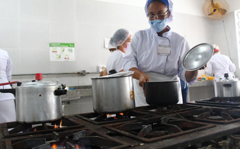 Merendeira da rede municipal disputa final do concurso estadual neste sábado (6)