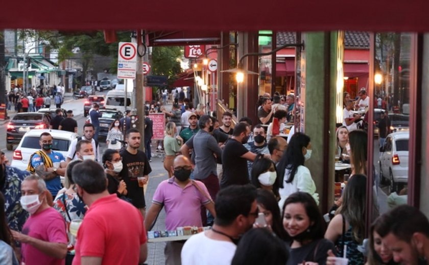 Final do Paulistão provoca aglomerações nos bares da Vila Madalena