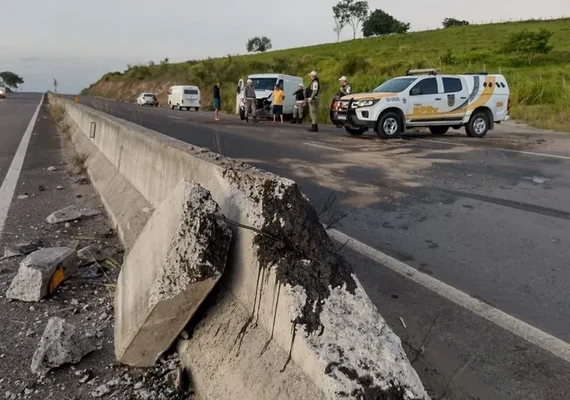 Duas pessoas ficam feridas em acidente de van na AL-220