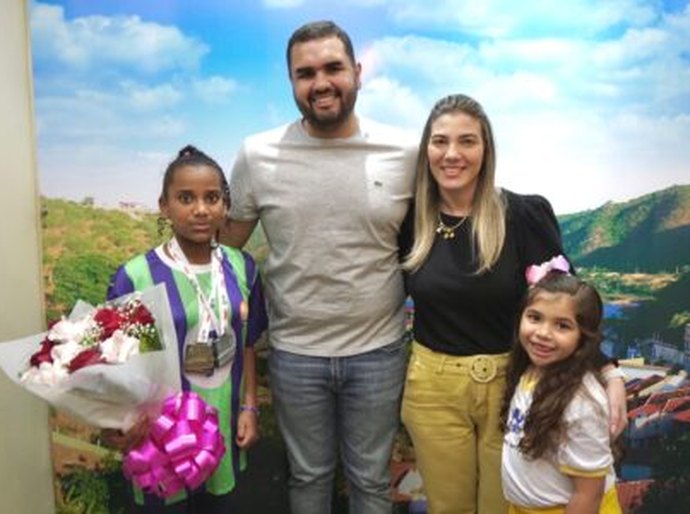 Prefeito de Piranhas recebe jovem medalhista de ouro em competição estadual
