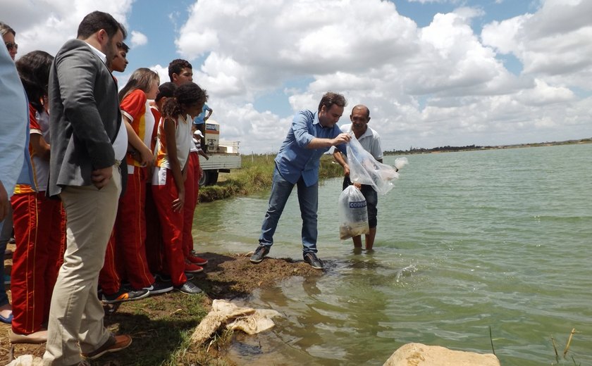 Arapiraca: Yale participa de peixamento no Lago Perucaba