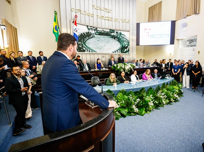Presidente da Câmara destaca perfil conciliador de Fábio Farias em homenagem na ALE