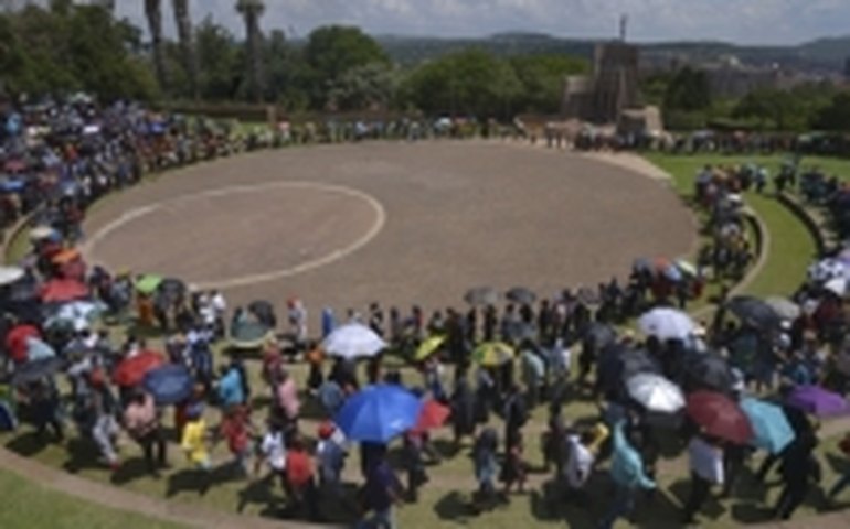 Longas filas não desanimam africanos na despedida de Mandela