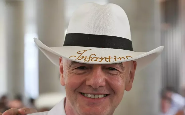 Após onda de violência, Infantino afirma confiar em México para sediar Copa