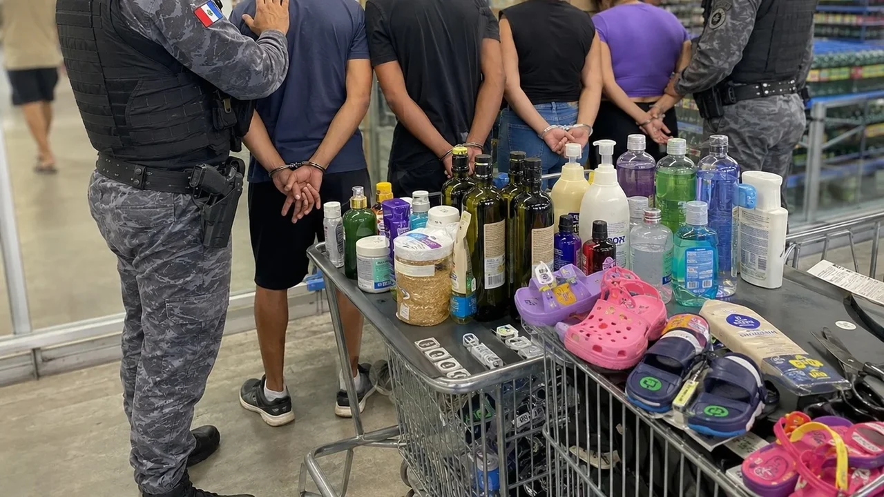 Quatro pessoas são presas em flagrante por suspeita de furtar supermercado no Benedito Bentes