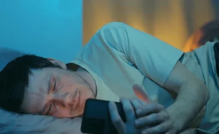 Jovem deitado na cama sozinho