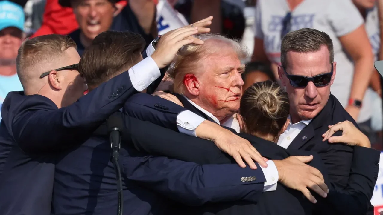 Foto de milhões: Site de Trump usa imagem de seu rosto ensanguentado para arrecadar fundos após atentado