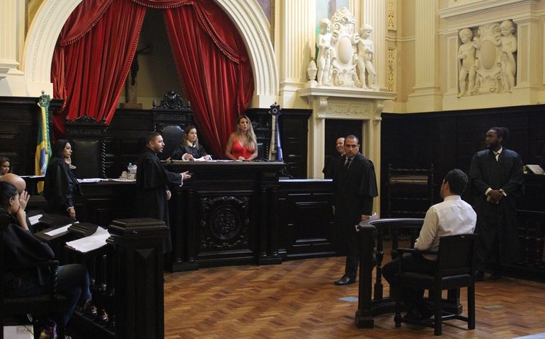 Homem é condenado a 45 anos de prisão por matar mulher