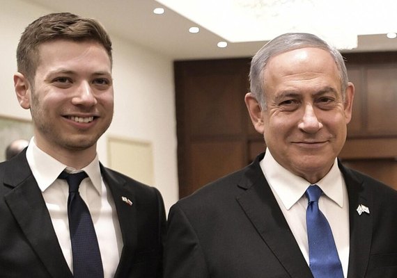 Strippers, calote em hotel e vida em Miami: quem é o filho de Netanyahu, criticado por não estar na guerra