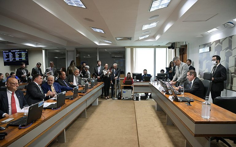 CAE aprova volta de informação sobre estado e município em placas de carros