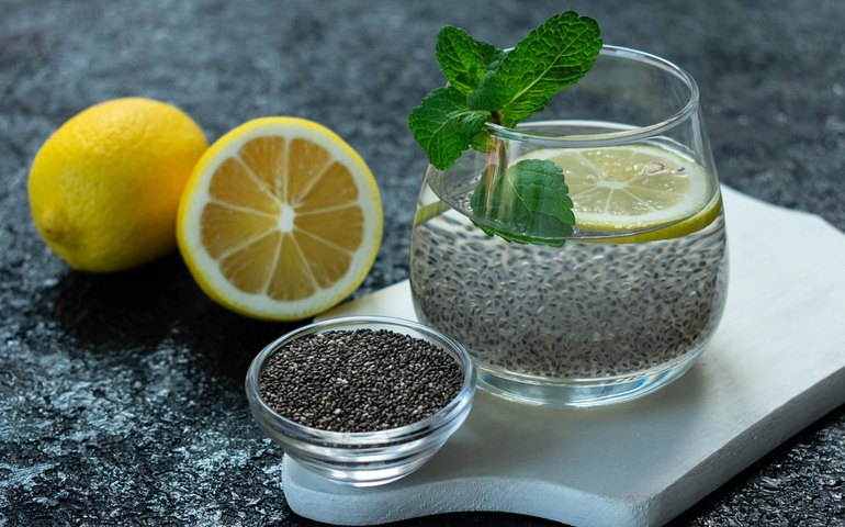 Mistura de água com sementes de chia realmente traz múltiplos benefícios para a saúde; entenda