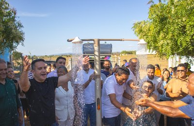 Governo leva água encanada ao povoado Lagoa do Mato dos Lopes, em Palmeira dos Índios