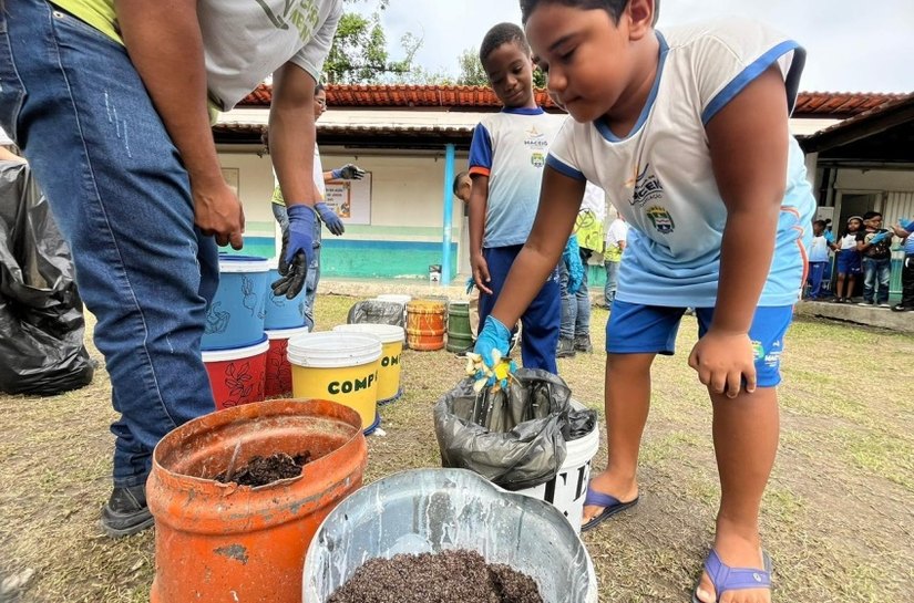 Alurb promove oficina de compostagem em escola rural de Maceió