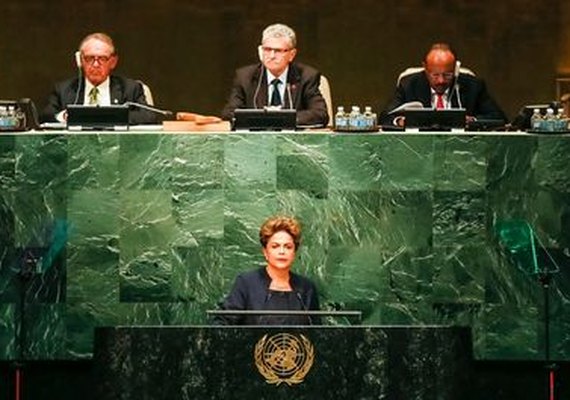 Meta do Brasil é reduzir emissão de gases em 43% até 2030, anuncia Dilma