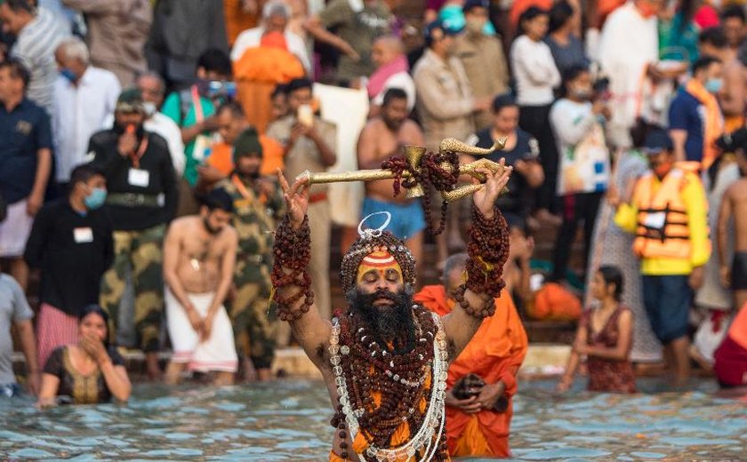 Dezenas de crianças se afogam em banhos em rios e lagoas durante festival hindu