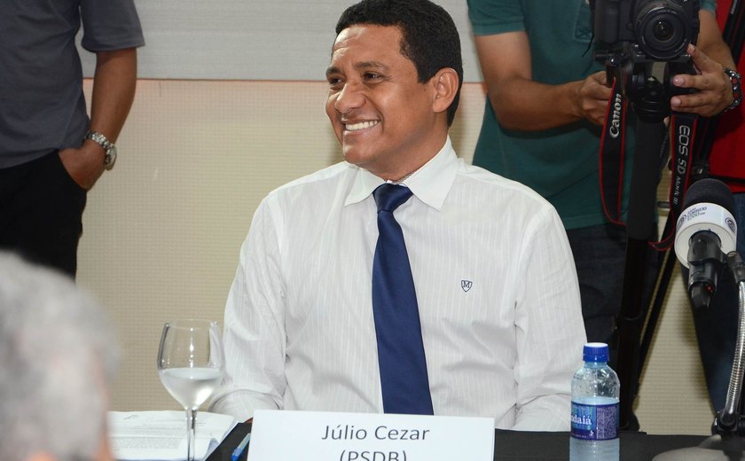 Júlio Cezar se compromete a erradicar analfabetismo
