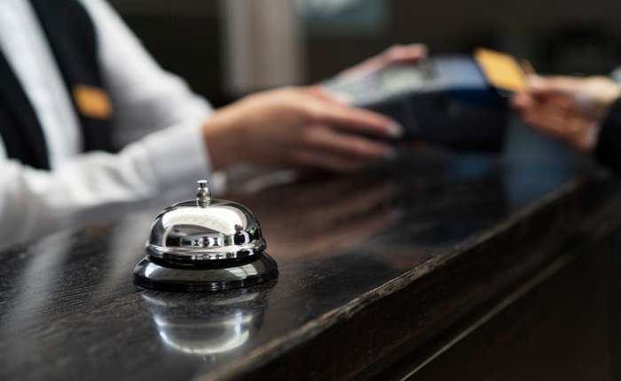 A portaria se aplica a hotéis, pousadas, resorts, albergues, hostels, flats/apart-hotéis e outros meios de hospedagem registrados sob CNAE