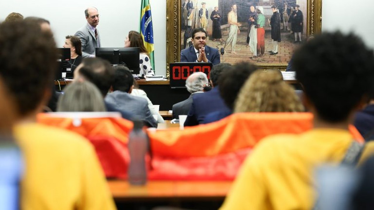 Comissão adia mais uma vez votação de proposta que proíbe união homoafetiva