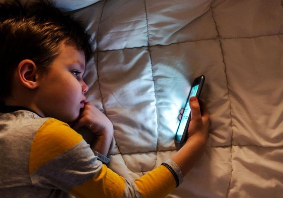 Como os algoritmos fazem as crianças e adolescentes entrarem em bolhas perigosas na internet