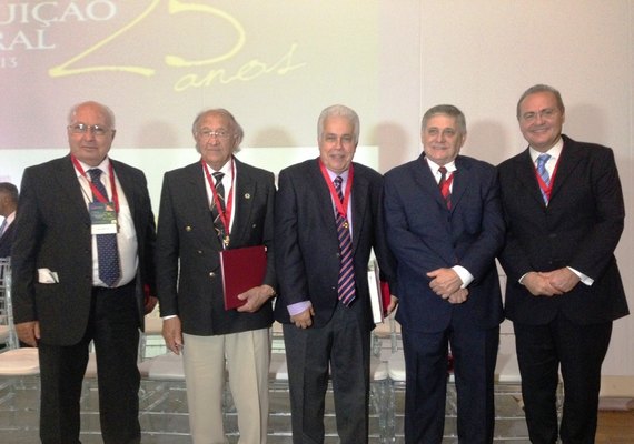 Renan recebe homenagem da OAB por sua participação na Constituição de 1988