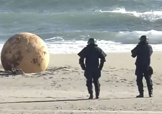 Oceanógrafo desvenda mistério de bola gigante que surgiu em praia do Japão