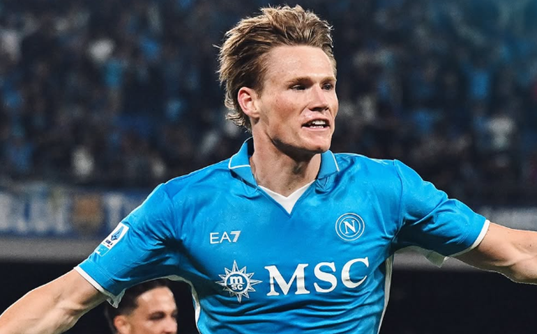 Napoli bate Cagliari com golaços e ergue 4º título do Italiano com um ponto a mais que a Inter