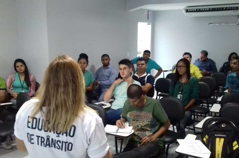 SMTT realiza palestra sobre comportamento no trânsito