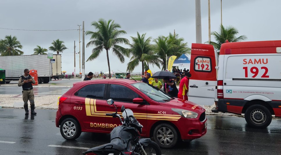 Mulher é atropelada por carro na Orla de Aracaju