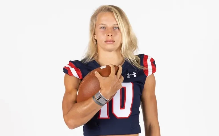 Haley Van Voorhis se torna a primeira mulher não-kicker a atuar num jogo de futebol americano universitário na história